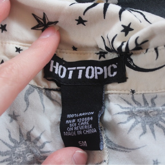 Hot Topic Off-White Celestial Button-Up Top - Picture 6 of 6